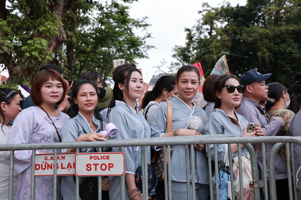 Nhom Phat tu 10 nguoi tu Da Nang den chiem bai Xa loi Phat.