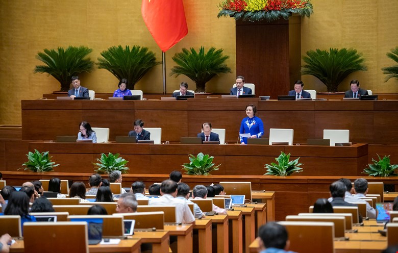 Minister of Home Affairs Pham Thi Thanh Tra further explained the contents of the National Assembly deputies' interest in the draft Law on Organization of Local Government as amended. Photo: Quochoi.vn