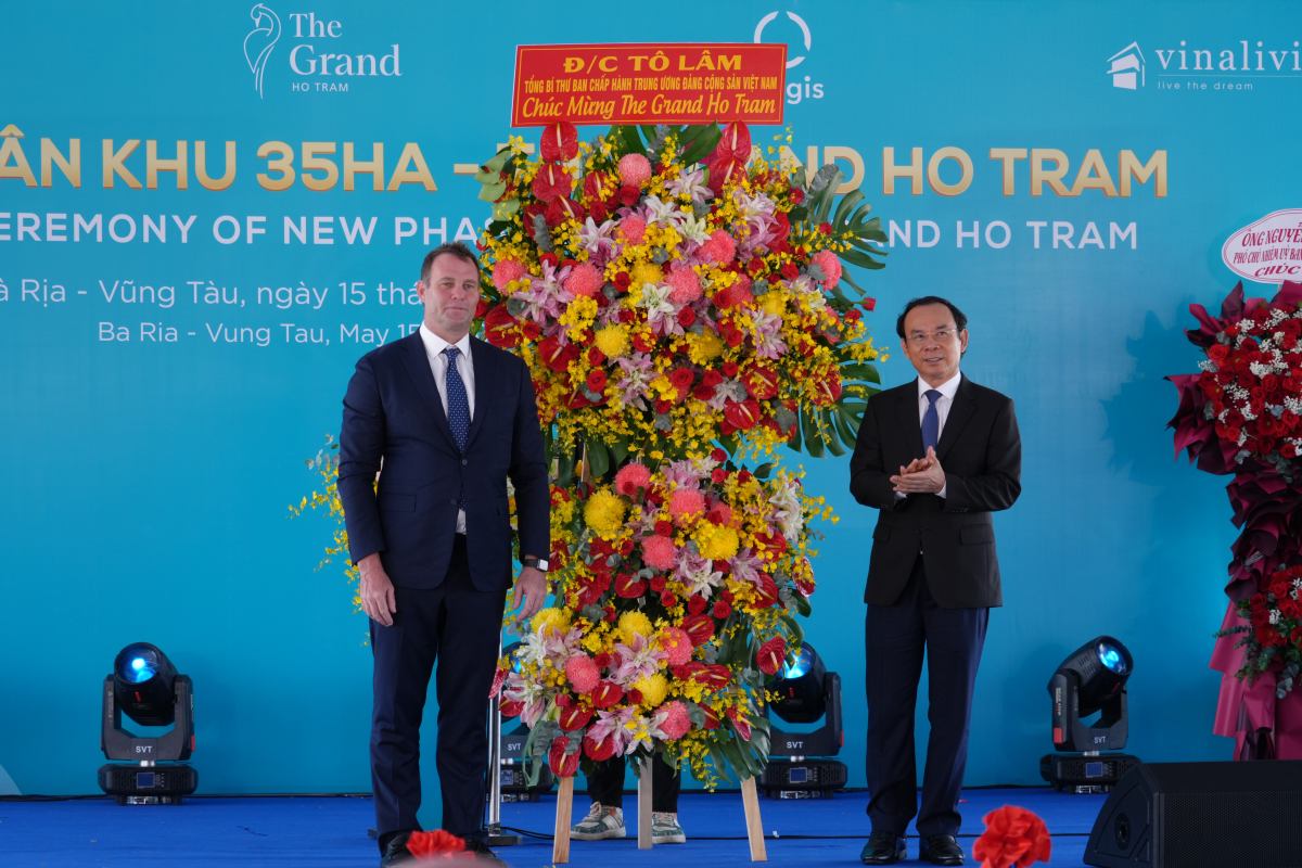 Ong Nguyen Van Nen - Uy vien Bo Chinh tri, Bi thu Thanh uy TPHCM - thay mat lanh dao Dang va Nha nuoc tang hoa chuc mung Tap doan Warburg Pincus. Anh: Thanh An