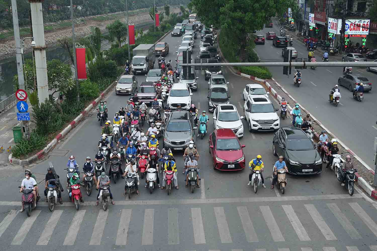 People stopped at a red light on Lang Street, at the intersection with Tran Duy Hung Street (Hanoi), including many motorbikes entering the stop line, on the afternoon of May 10. Photo: Song Huu
