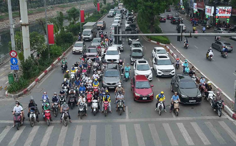 People stopped at a red light on Lang Street, at the intersection with Tran Duy Hung Street (Hanoi), including many motorbikes entering the stop line, on the afternoon of May 10. Photo: Song Huu