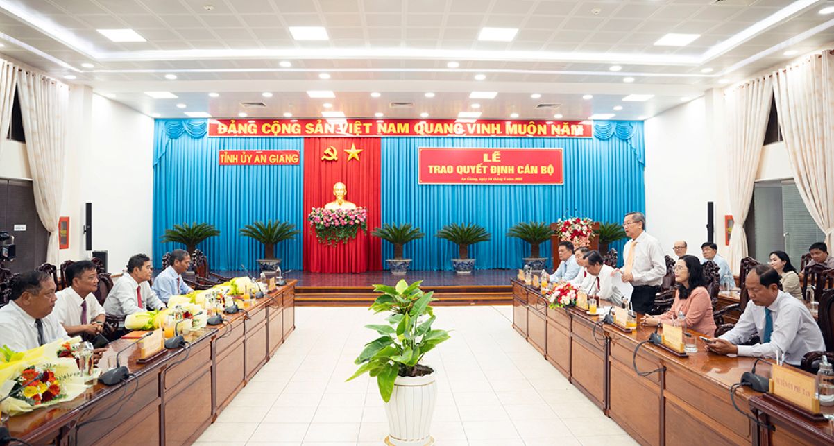 Quang cảnh buổi lễ trao quyết định cán bộ thuộc diện Ban Thường vụ Tỉnh ủy   An Giang quản lý. Ảnh: Cổng thông tin tỉnh An Giang