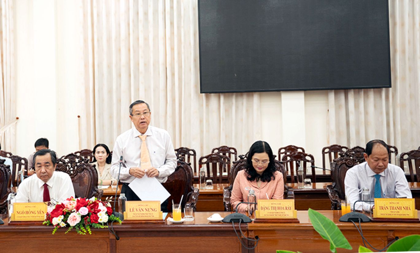 Ông Lê Văn Nưng - Phó Bí thư Thường trực Tỉnh ủy, Chủ tịch HĐND tỉnh chủ trì buổi lễ trao quyết định cho cán bộ chủ chốt cấp huyện nghỉ hưu trước tuổi. Ảnh: Cổng thông tin tỉnh An Giang