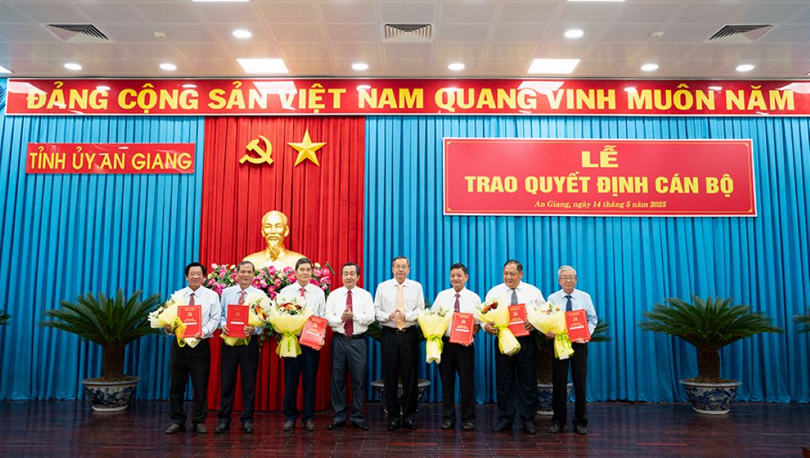 Ông Lê Văn Nưng ông Ngô Hồng Yến (thứ 4 và thứ từ phải sang) trao quyết định cho cán bộ chủ chốt cấp huyện nghỉ hưu trước tuổi. Ảnh: Cổng thông tin tỉnh An Giang.