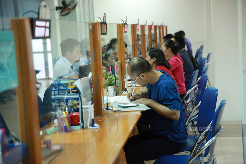 La gente viene a trabajar en la sede del seguro social. Foto: Hai Nguyen