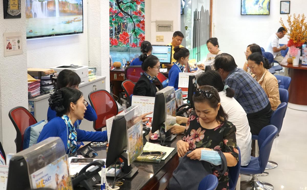 People are eager to buy summer tours in 2025, the tourism market is bustling. Photo: Thanh Chan