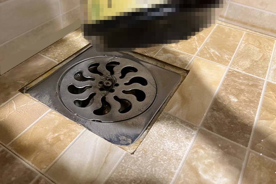 Mùi hôi từ miệng cống gây khó chịu và tiềm ẩn vi khuẩn. Chỉ với bia thừa, muối và baking soda, bạn có thể xử lý dễ dàng tại nhà. Ảnh: Cát Tiên