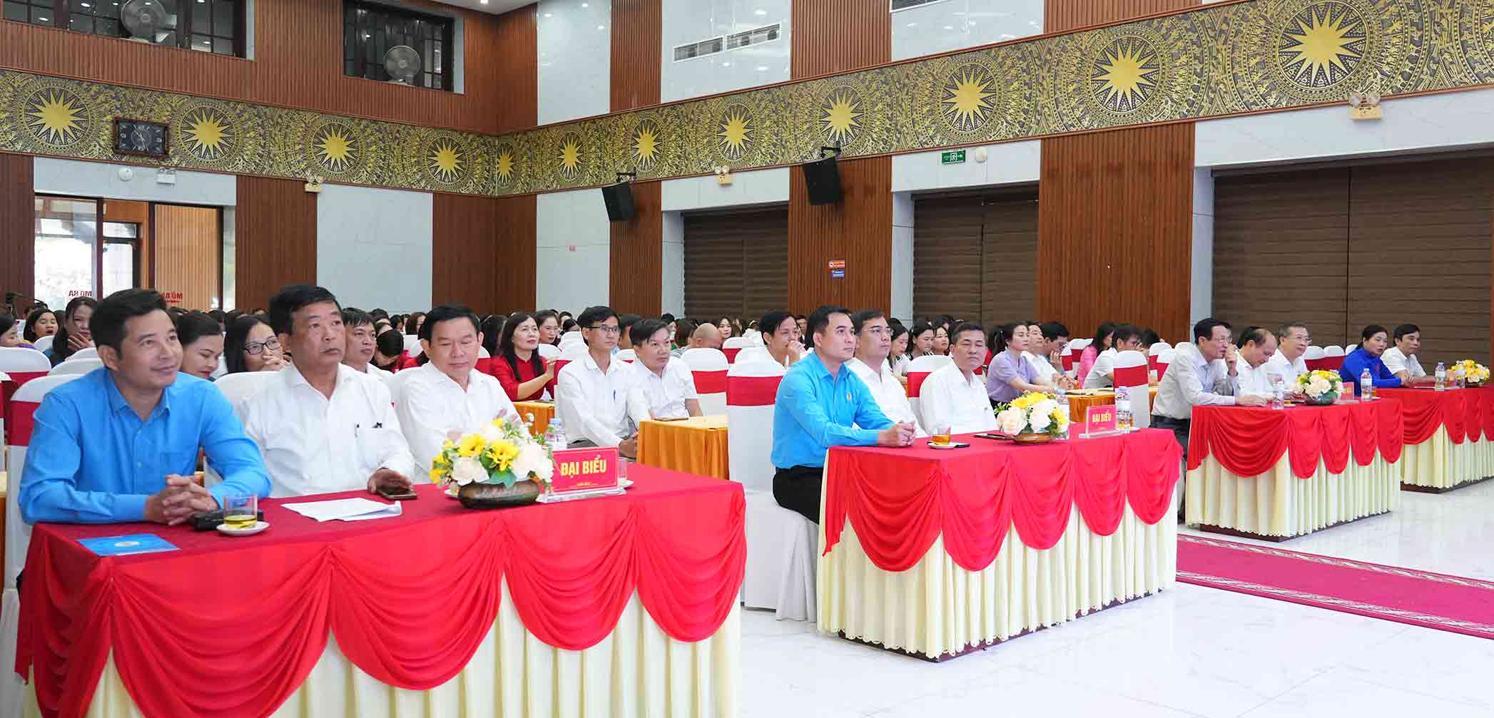 Cac dai bieu tham du chuong trinh