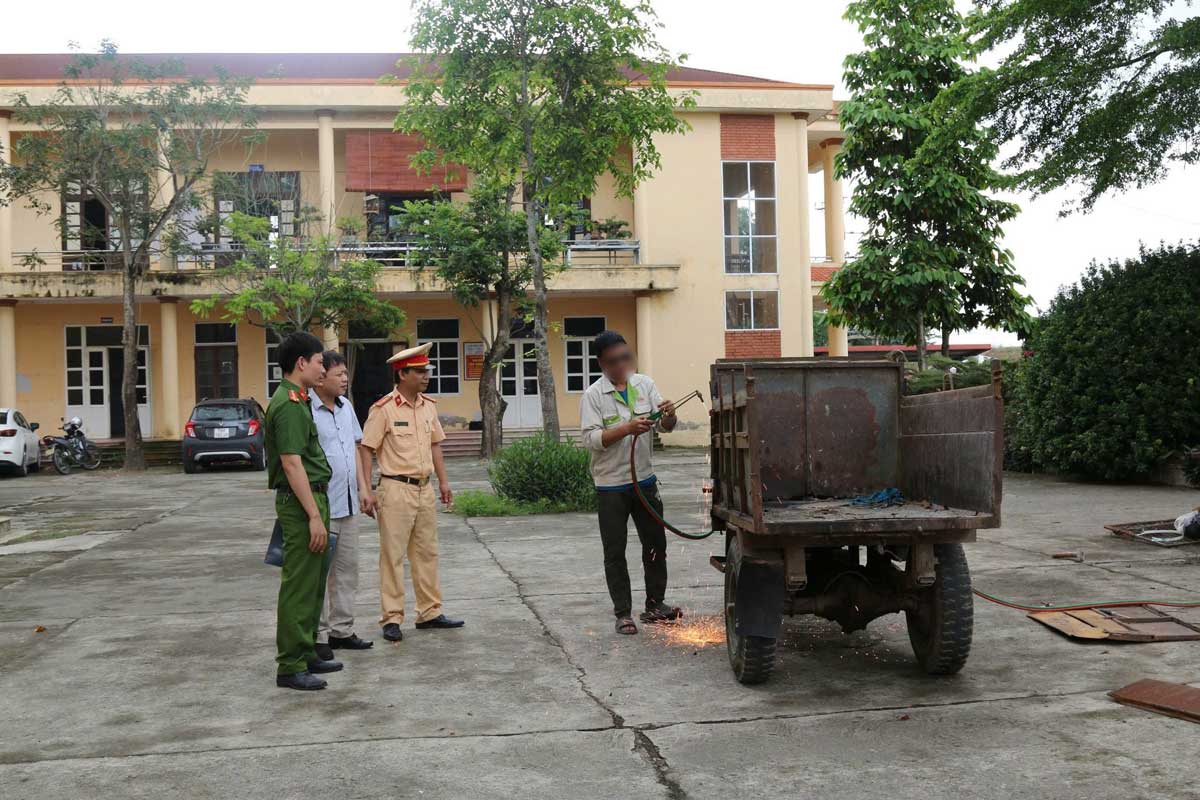La gente desmantela voluntariamente autos caseros. Foto: Policia de la provincia de Nam Dinh