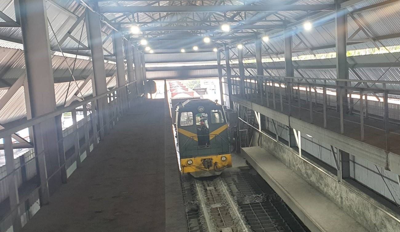 Entrena que transporta carbon y piedras de la compañia de carbon CUA Ong Cua. Foto: Nguyen Hung