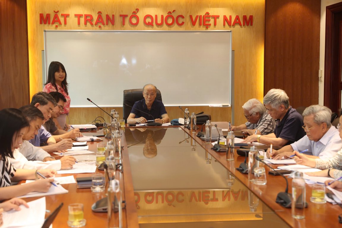Prof. Dr. Tran Ngoc Duong - Chairman of the Advisory Council for Democracy and Law, Central Committee of the Vietnam Fatherland Front - chaired the conference. Photo: Bao Han