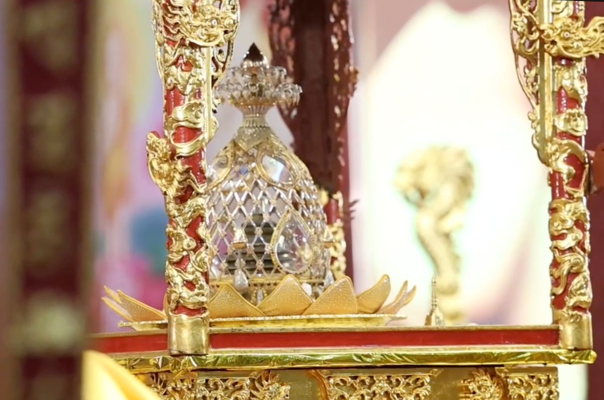 The Buddha's relics are honored at Quan Su pagoda. Photo: Hai Nguyen