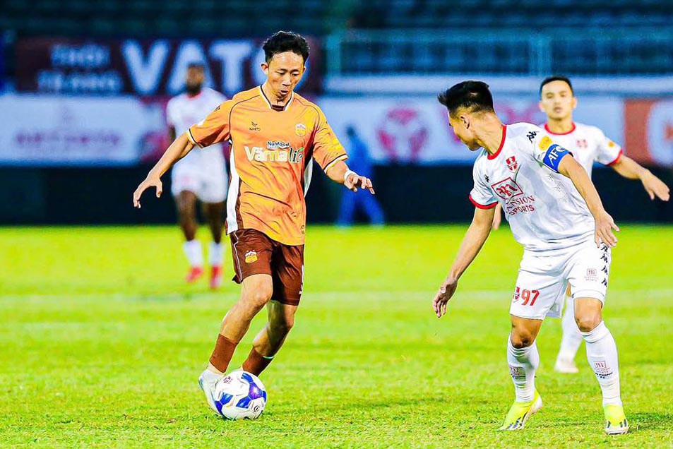 Chau Ngoc Quang (orange shirt) of Hoang Anh Gia Lai will not be allowed to compete in round 23 of V.League 2024-2025. Photo: HAGL Club