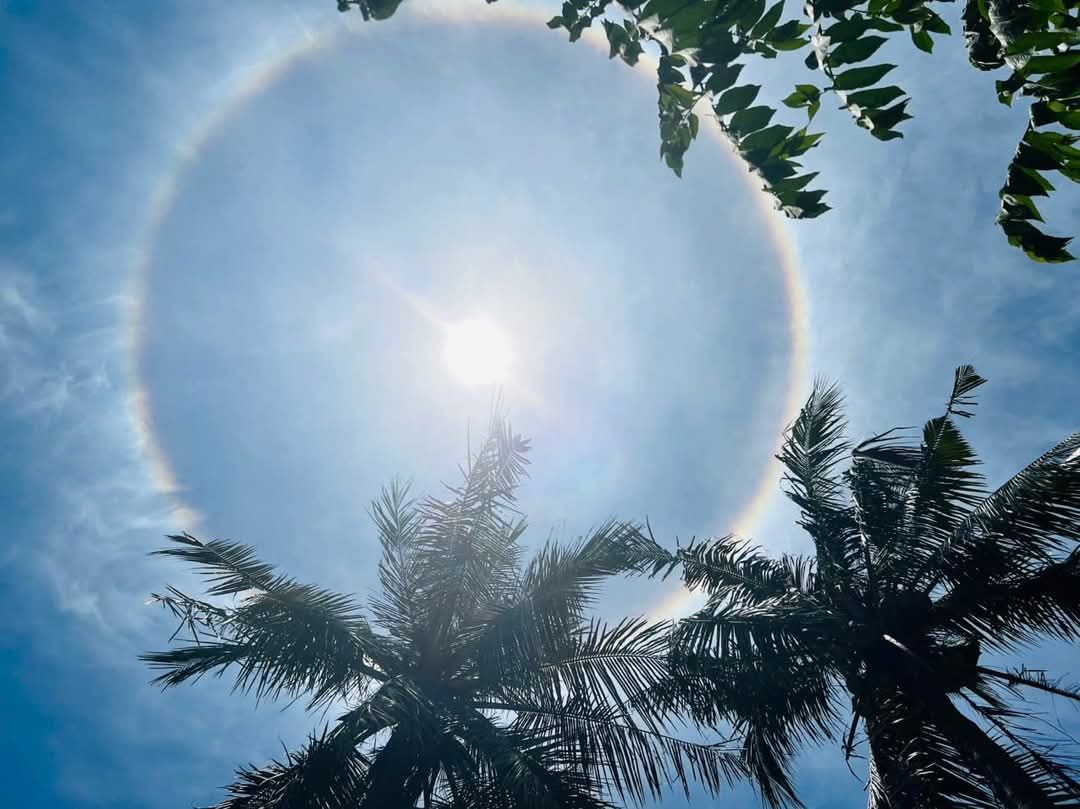 Thời gian tồn tại của hiện tượng quầng mặt trời phụ thuộc vào sự ổn định và phạm vi của các đám mây ti tầng chứa tinh thể băng, kéo dài từ vài phút đến vài giờ. Ảnh: Minh Huy.