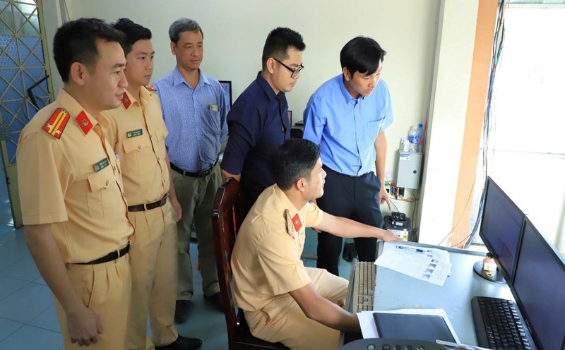 The Traffic Police force of the Provincial Police was trained and equipped with knowledge related to driving license testing. Photo: Dong Nai Provincial Police