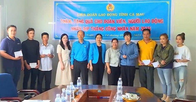 Tặng quà đoàn viên, người lao động khó khăn ở Cà Mau nhân Tháng Công nhân