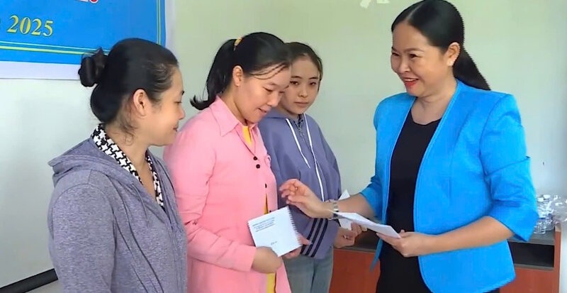 Bà Lưu Thị Trúc Ly, Phó chủ tịch LĐLĐ tỉnh trao quà cho đoàn viên CĐCS Công ty TNHH Thuỷ sản Blue Bay. Ảnh: Thiện Vũ