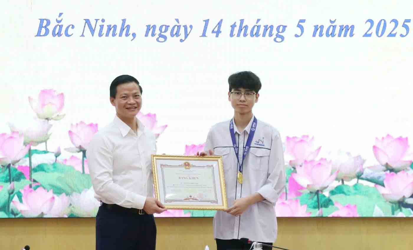 Chairman of the People's Committee of Bac Ninh province Vuong Quoc Tuan presented a Certificate of Merit to Nguyen Cong Vinh. Photo: Bac Ninh Portal