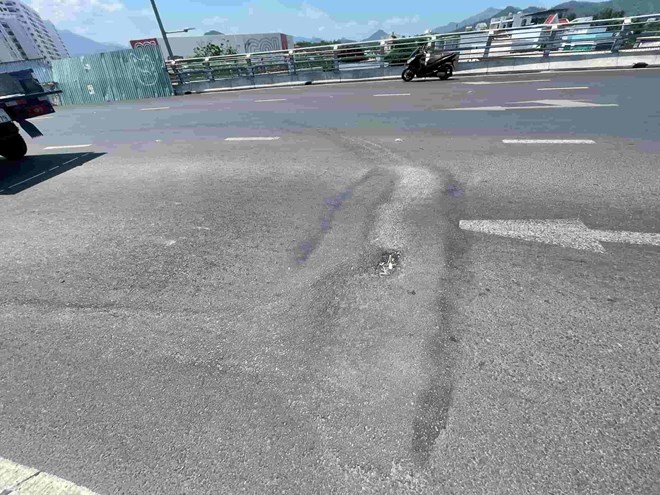 Bóc lớp nhựa kiểm định nguyên nhân sụt lún nút giao 1.300 tỉ đồng ở Nha Trang