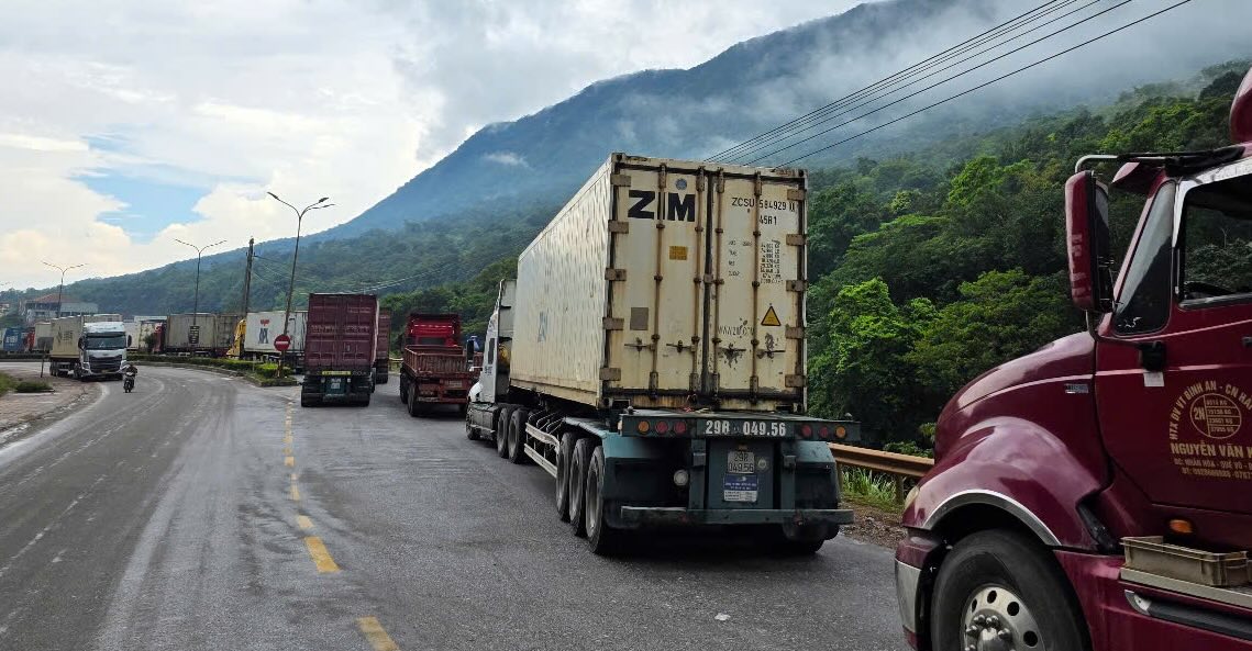 Resolviendo cientos de autos que duraron casi 2 km en la puerta fronteriza de Cha Lo. Foto: Van Thi