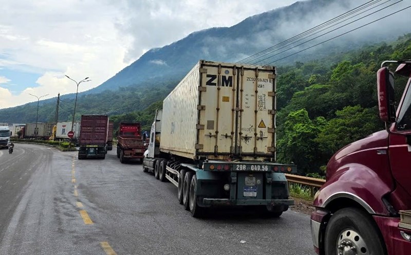 Hundreds of vehicles were jammed for nearly 2km at Cha Lo border gate. Photo: Van Thi