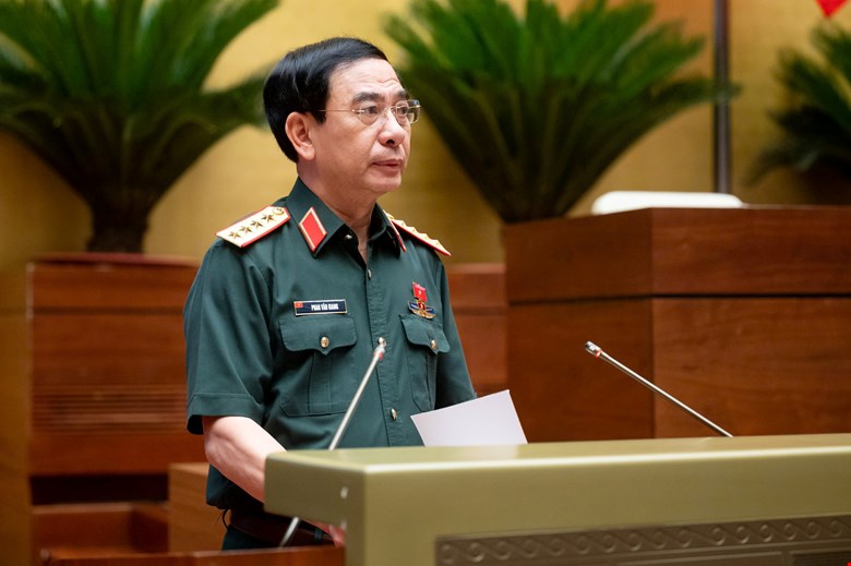 Miembro del Politburo, el Ministro de Defensa Phan Van Giang presento el proyecto del proyecto de ley para participar en la Fuerza de Mantenimiento de las Naciones Unidas. Foto: Quochoi.vn