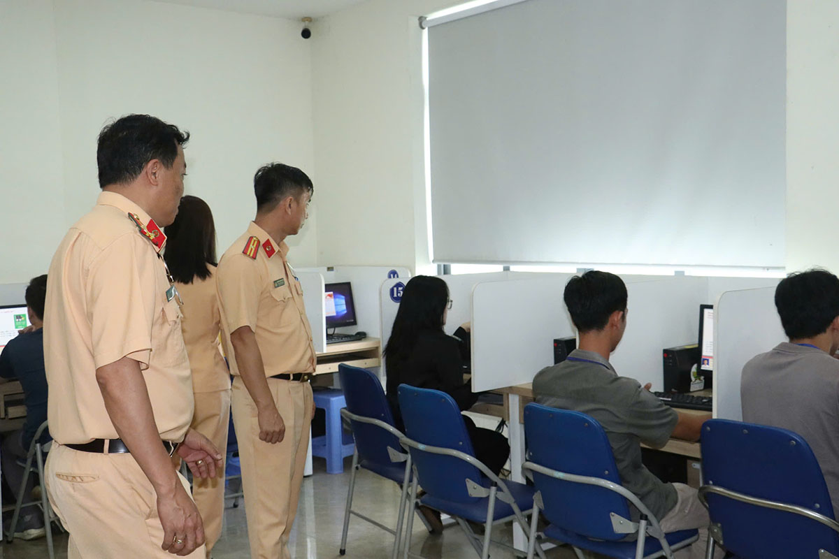 Can bo kiem soat cac hoc vien thi ly thuyet. Anh: Anh Tu
