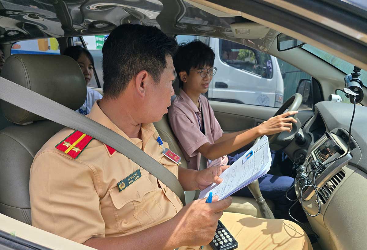 Traffic police check the results of students when taking the driving license exam. Photo: Provided by the police