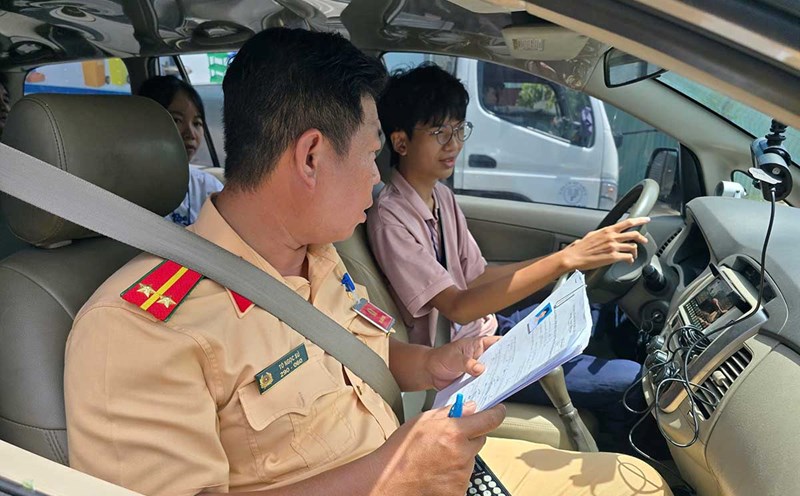 Traffic police check the results of students when taking the driving license exam. Photo: Provided by the police
