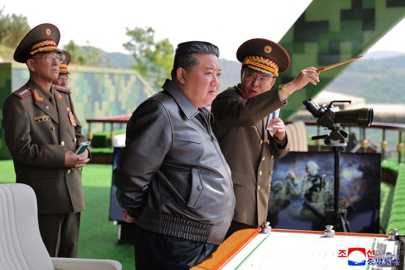 El lider norcoreano Kim Jong-un inspecciono el ejercicio. Foto: AFP/KHCNA