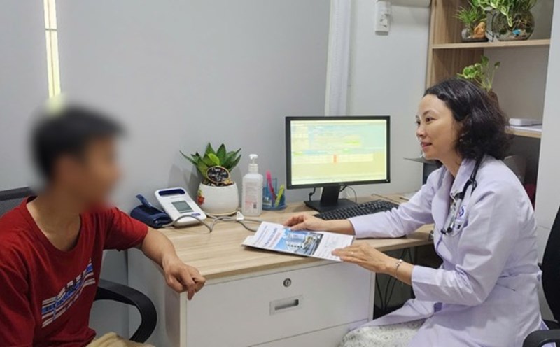 Dr. Le Thi Kim Ly has examined many patients who were affected by fasting. Photo: NGUYEN LY