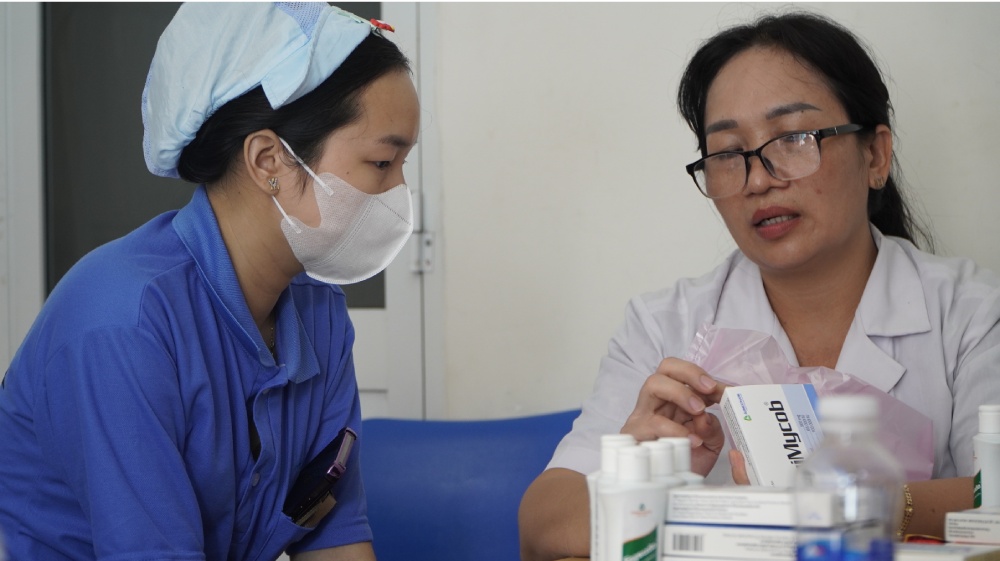 Examen, medicina gratuita para mujeres trabajadoras.
