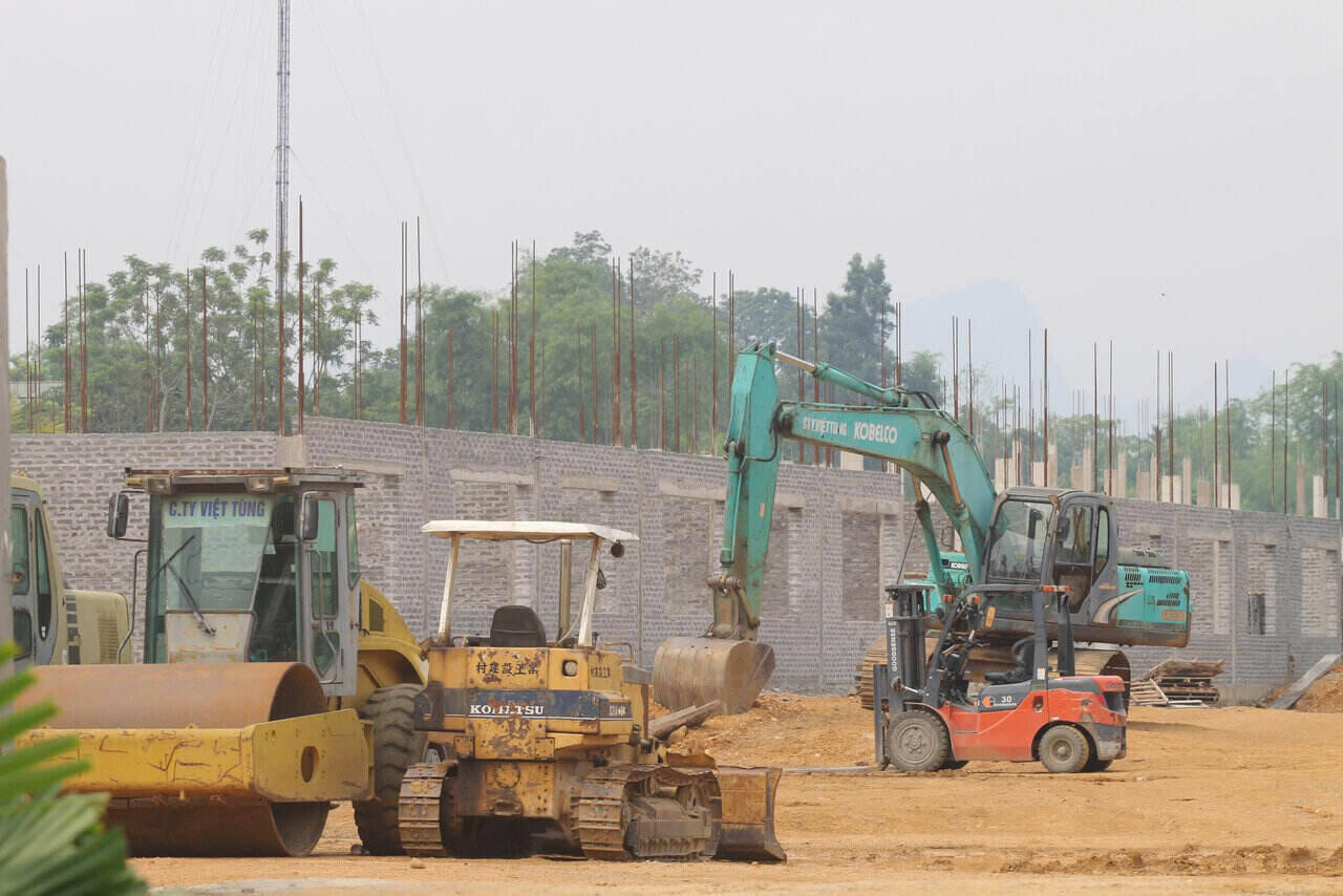 Máy móc không có dấu hiệu thi công tại dự án. Ảnh: Đặng Tình