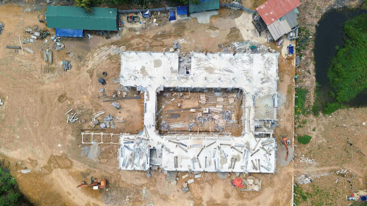 Nhiều hạng mục đang trong quá trình dang dở. Ảnh: Đặng Tình