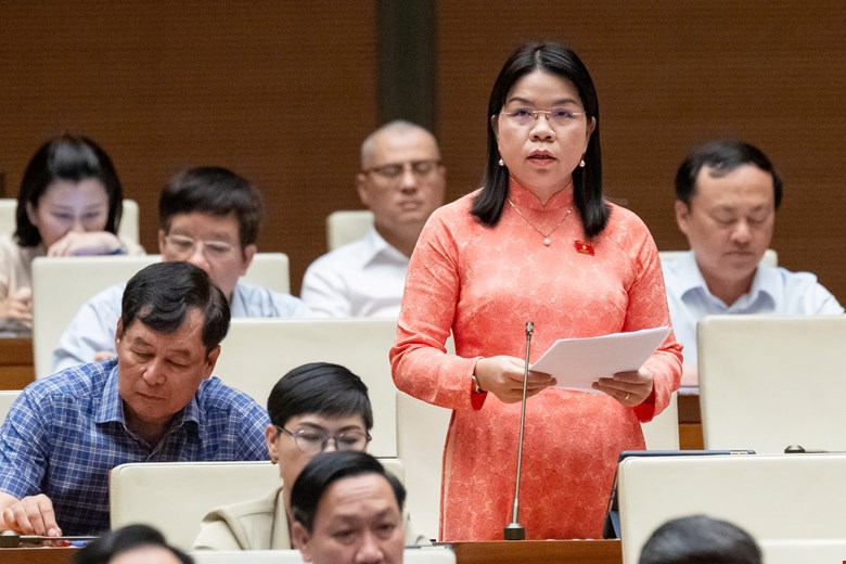 Đại biểu Nguyễn Thị Ngọc Xuân - Đoàn Đại biểu Quốc hội tỉnh Bình Dương kiến nghị cơ chế về lương, đãi ngộ để thu hút, giữ chân người tài. Ảnh: Quochoi.vn  