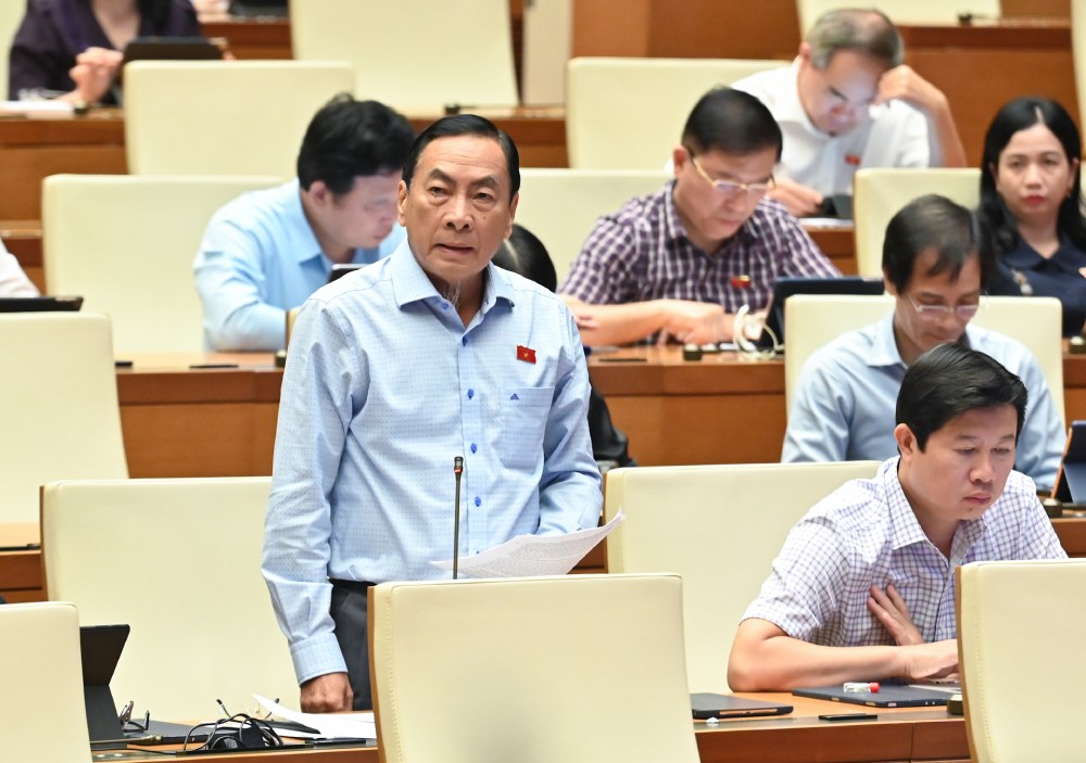 National Assembly delegate Pham Van Hoa supports the removal of lifelong staffing, evaluating cadres and civil servants using KPI. Photo: Pham Dong