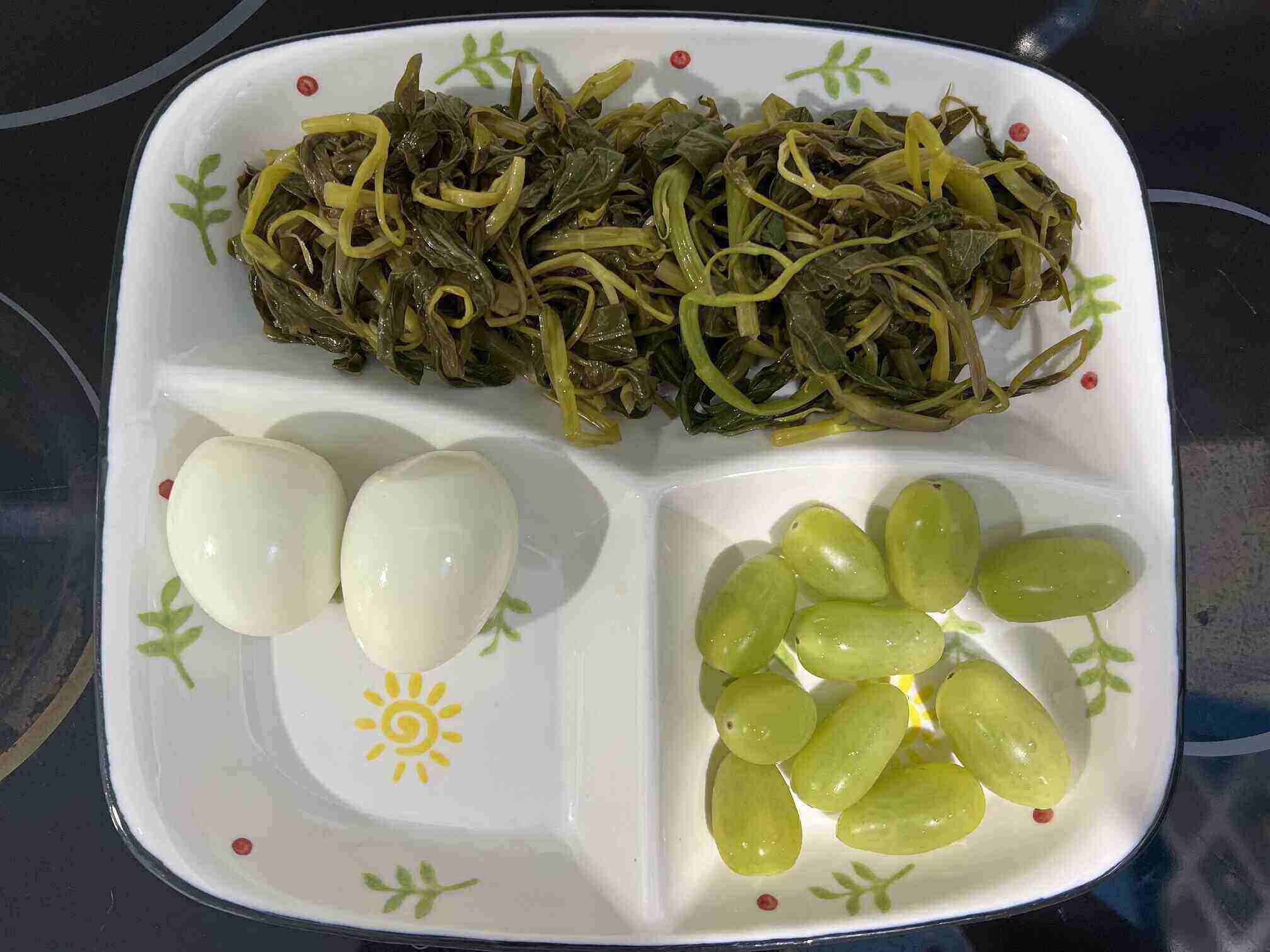 Los huevos hervidos servidos con verduras hervidas son una buena solucion para perder peso. Foto: Kieu Vu