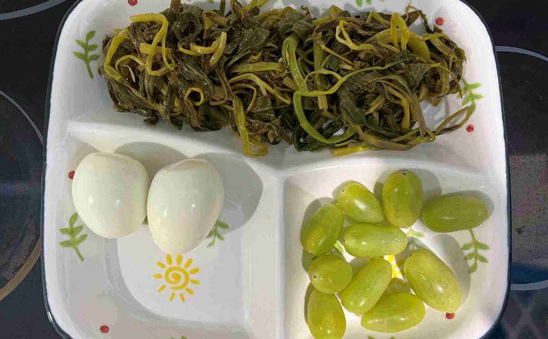 Boiled eggs with boiled vegetables are a good solution for weight loss. Photo: Kieu Vu