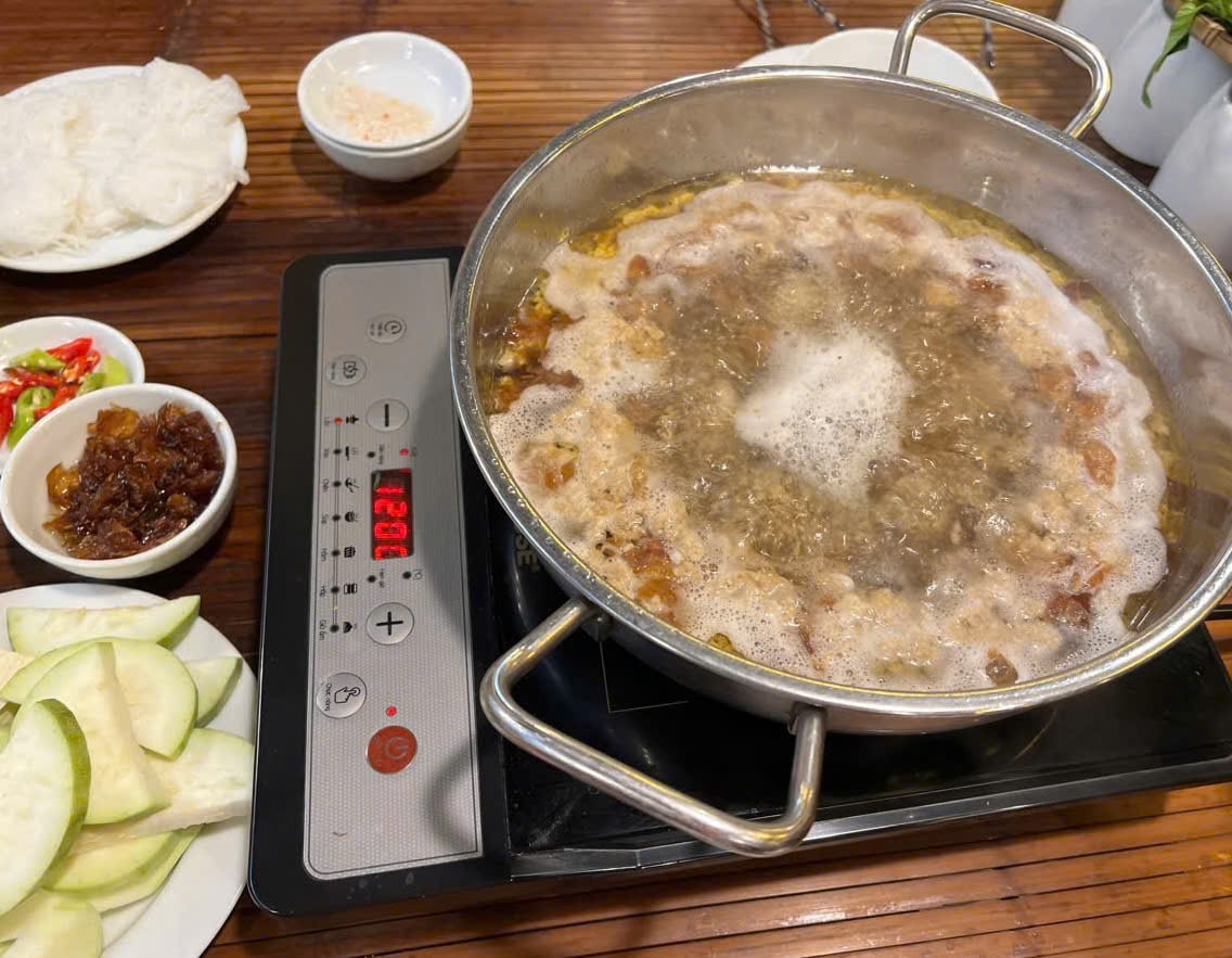 Crab soup helps cool the liver and nourish blood. Photo: Kieu Vu.