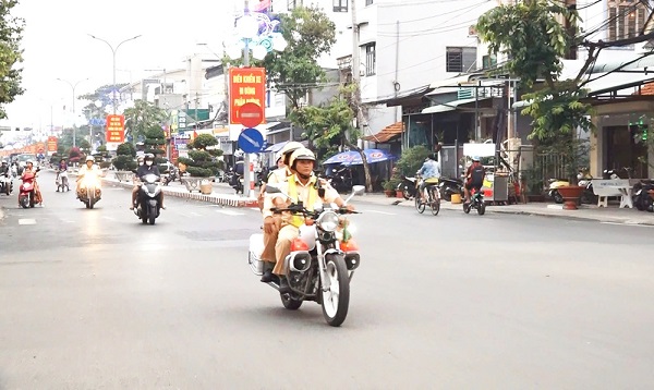 La policia requiere que las personas cumplan con el trafico para evitar sanciones en frio. Foto: Una policia de Giang