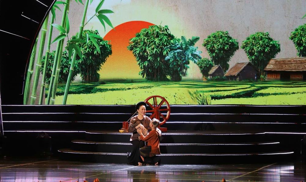 Hoat canh ve tuoi tho cua cau be Nguyen Sinh Cung khien khan gia xuc dong. Anh: Huyen Chi