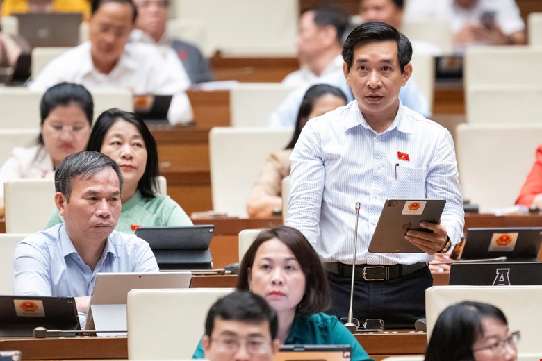Đại biểu Nguyễn Văn Cảnh đề xuất giấy tờ mới của người dân, doanh nghiệp ghi cả địa chỉ trước và sau sáp nhập. Ảnh: Quochoi.vn  