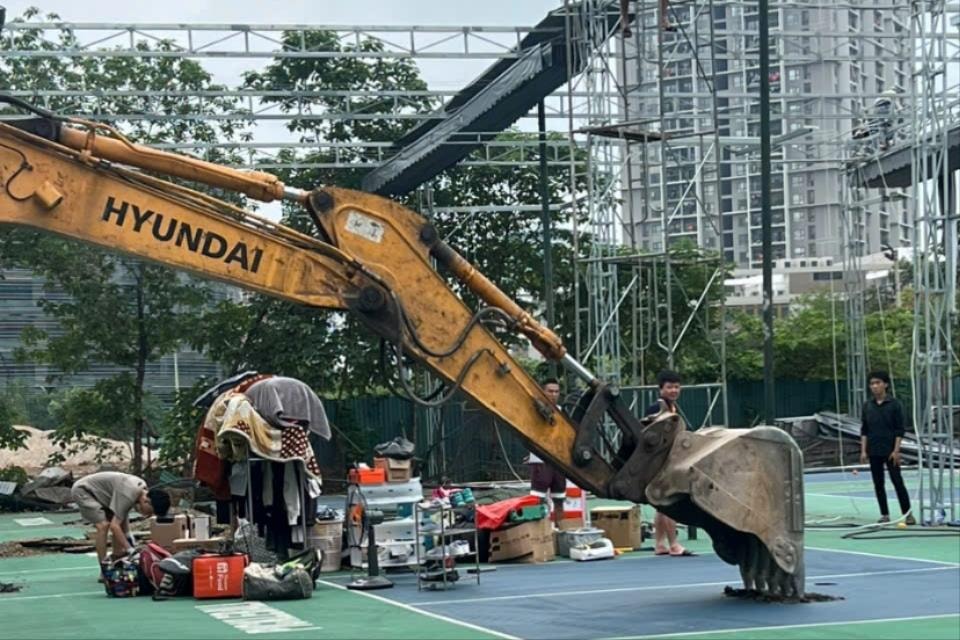 Quận Cầu Giấy tổ chức cưỡng chế vi phạm trật tự xây dựng tại ô đất D34. Ảnh: Hà Phong
