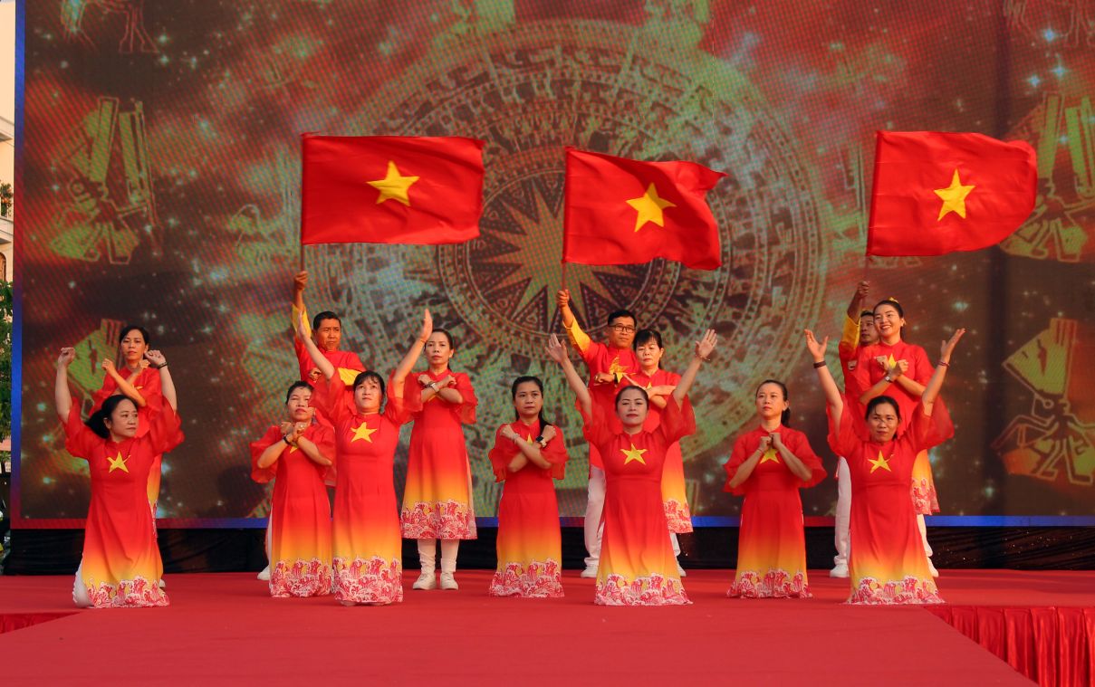 San khau ngoai troi du kien se la noi to chuc chuong trinh van nghe chao mung 135 nam Ngay sinh Chu tich Ho Chi Minh. Anh: Thanh Mai