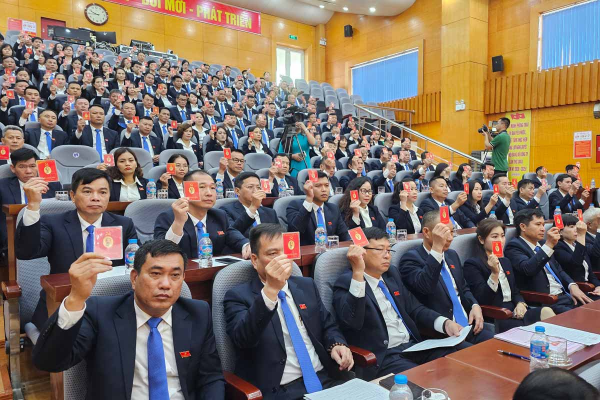 Các đại biểu biểu quyết thông qua Nghị quyết tại Đại hội. Ảnh: Đoàn Hưng