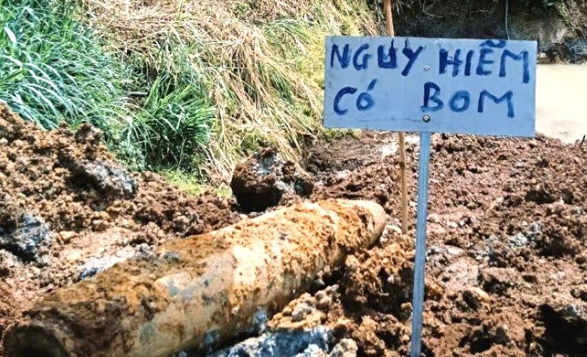 Local authorities have put up warning signs next to the suspected ball bomb. Photo: Quang Vu