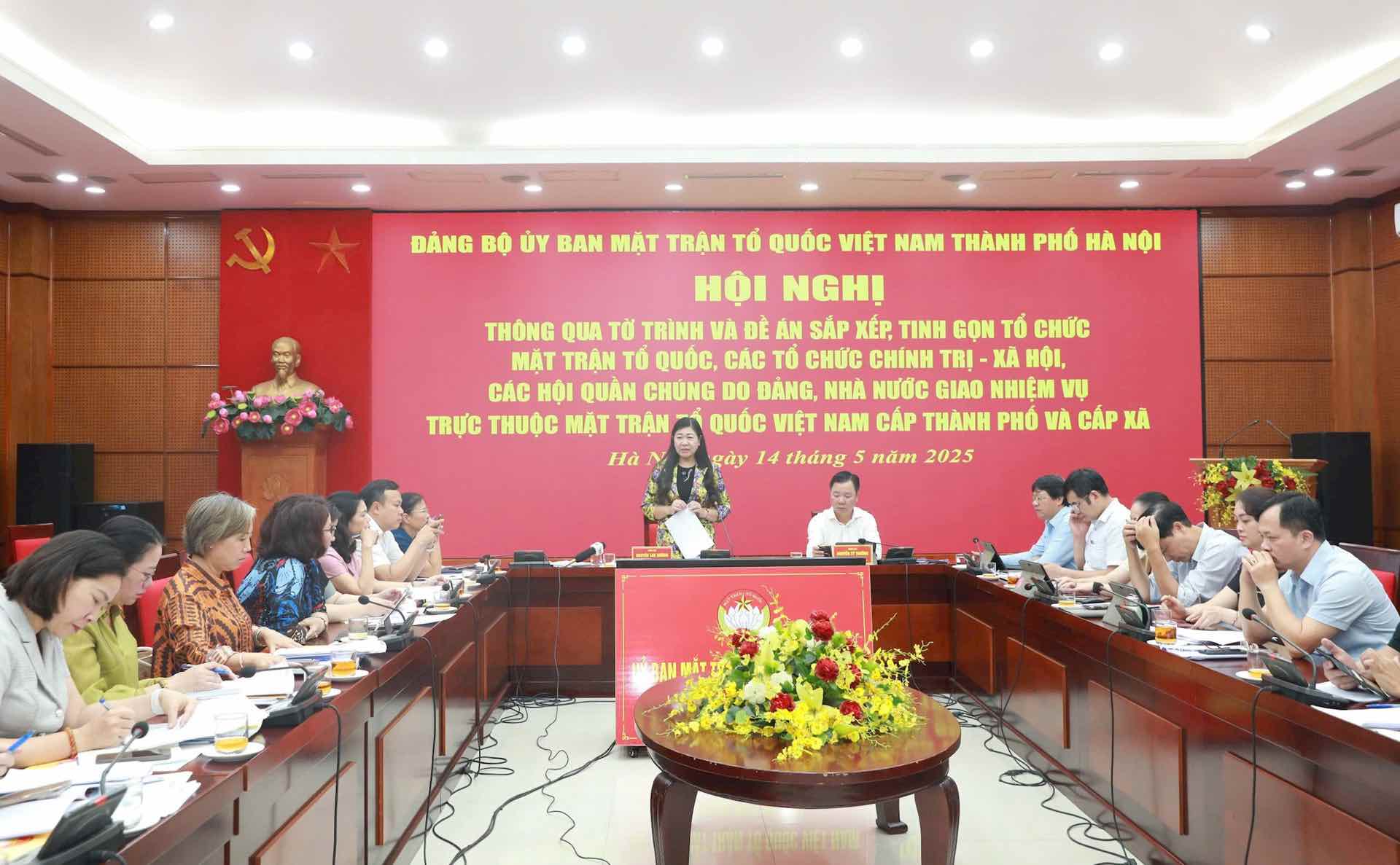 Chairwoman of the Vietnam Fatherland Front Committee of Hanoi Nguyen Lan Huong chaired the conference. Photo: Vuong Van