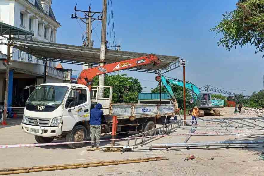 Uno de los trabajos dentro de la autorizacion del Proyecto Road de Southern a traves de Chau puede comunicarse (Distrito Phu Xuyen) ha coordinado para desmantelar el 13.5. Foto: Confidencial