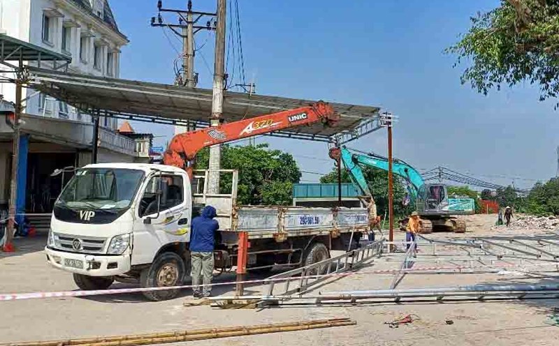 One of the works within the site clearance scope of the Southern Axis Road project through Chau Can commune (Phu Xuyen district) was coordinated to be dismantled on May 13. Photo: Cong Tam