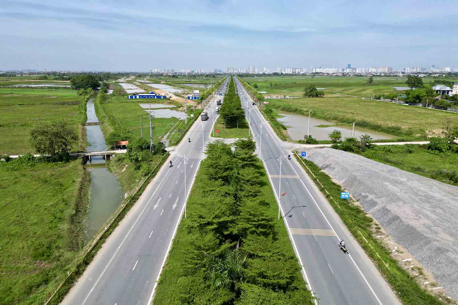 Duong truc phia Nam doan qua huyen Thanh Oai (Ha Noi). Anh: Huu Chanh 